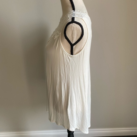 NWT Lace Accent White Maternity Top Size M - Picture 2 of 5